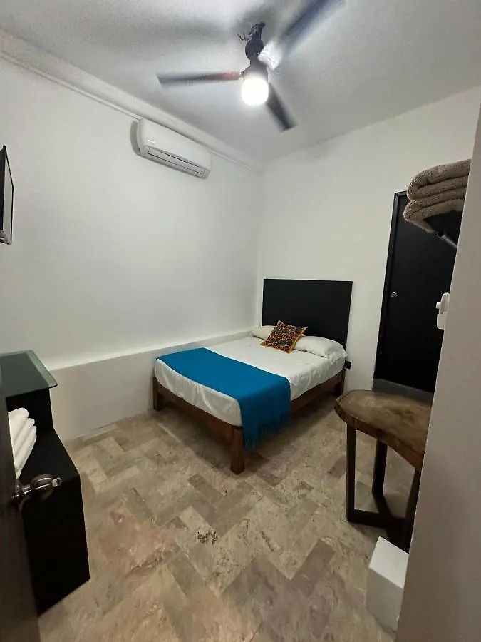 Home To Wait Flight - Cancun Homestay